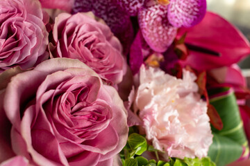 ピンクのバラのフラワーアレンジメント
