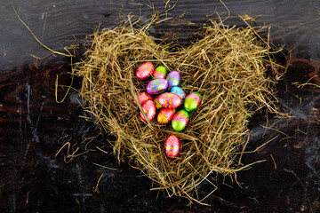 bunte Schokoladeneier im Nest