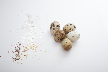Obraz premium Beautiful quail eggs decorated with flowers and glitter glitter, Easter eggs