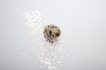 Beautiful quail eggs decorated with flowers and glitter glitter, Easter eggs