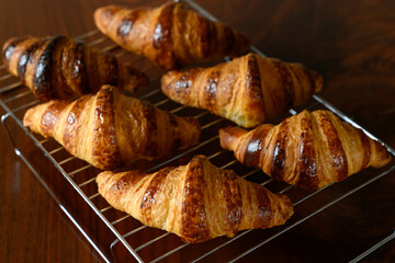 たくさんの焼きたてクロワッサン