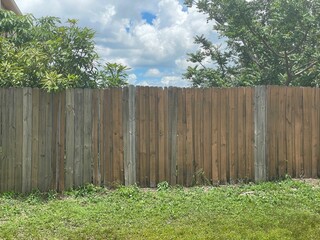 Fototapeta premium wooden fence and green grass