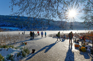 Wintersport auf dem zugefrorenen Keutschacher See/Kärnten