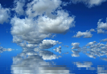 Cielo y agua. Reflejos. Nubes.