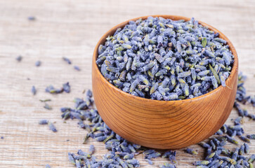 Obraz na płótnie Canvas A bowl of dried lavender flower.