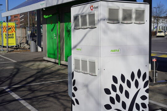 efacec fast-e Ladestation f&uuml;r Elektrofahrzeuge am S&uuml;dkreuz in Berlin am 07.03.2022