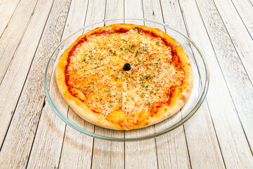 The Neapolitan pizza, with a thin and tender dough but high edges, is the Neapolitan cuisine's own version of the round pizza