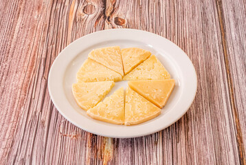 Cured sheep's cheese has a very intense flavor, is made with raw sheep's milk and has a resting time of between three and six months. This is what enhances its flavor and texture.