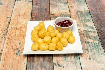 Camembert cheese fried in tempura, a delicious hot appetizer perfect to serve with jam.