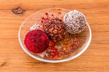 These vegan chocolate and orange truffles, nuts and berries are to die for. They are a very simple, healthy and result dessert