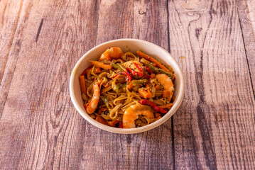 These Chinese-style shrimp noodles are prepared at the moment and bring to your table a different pasta, with Asian touches and very tasty.