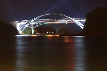 Obraz premium ライトアップされた橋