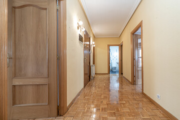 Distributor of a house with oak carpentry to match the parquet