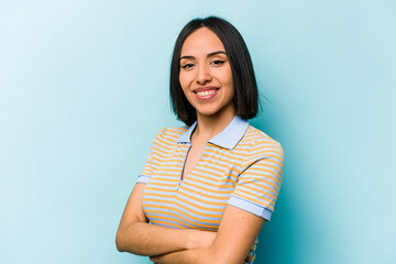 Obraz premium Young hispanic woman isolated on blue background happy, smiling and cheerful.