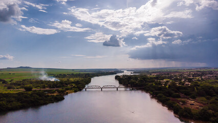 Obraz premium Ponte antiga da cidade de Delta em Minas Gerais, ponte sobre o rio grande