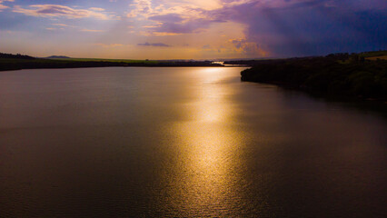 Vista aérea de uma represa, na cidade d eigarapava, MG, em um fim d etarde incrível