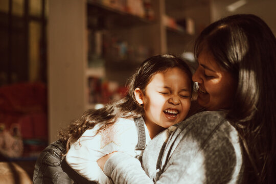 Mama E Hija Tiradas Riéndose Y Disfrutando