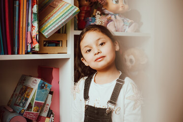 Retrato de pequeña niña sonriendo