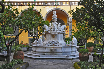 Obraz premium Napoli, Chiostro del Monastero di San Gregorio Armeno - Fontana 'Cristo e la Samaritana'