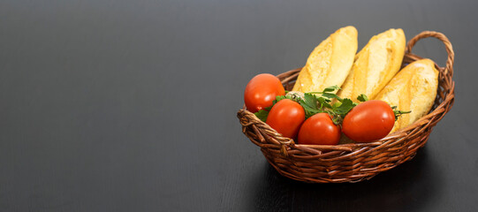 Cesta con pan y tomates frescos, ingredientes listos para manipular