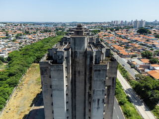 Fotografia aérea de prédio abandonado em Campinas SP. 