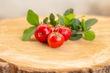 Acerola com algumas folhas, furta tropical Brasileira alta em vitamina C.