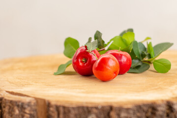 Acerola com algumas folhas, furta tropical Brasileira alta em vitamina C.