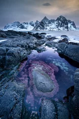 Deurstickers Nachtblauw Winterlandschap van bergen en kustlijn - Noorwegen Lofoten-eilanden