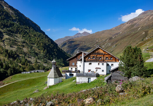 Austria, Tyrol, Solden, View of Rofenhofe farms in summer