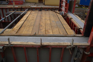 Baugrube wurde mit Holzbrettern gegen Absturz gesichert