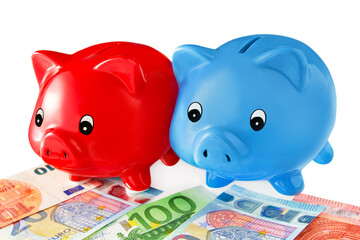 Finanzen und Sparen mit Euro Geldscheinen und zwei Sparschweine rot blau auf weissem Hintergrun