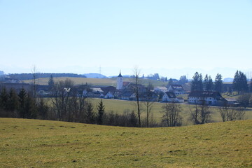 Blick auf den Ort Rötenbach bei Wolfegg im Allgäu