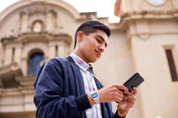 Joven revisando su telefono