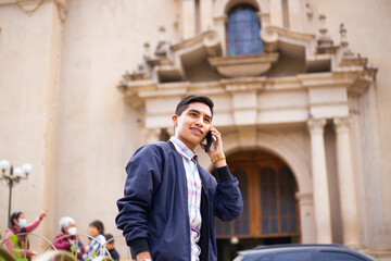 Joven turista hablando por telefono