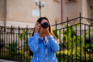 mujer usando una cámara fotográfica. Vacaciones y turismo.