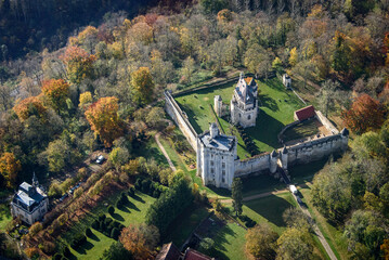 vue aérienne du château de Vez dans l'Oise en France