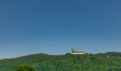 Fototapeta na wymiar Kloster Banz bei Bad Staffelstein in Oberfranken, wald, grün, bäume, himmel, blau wolkenlos, niemand, freiraum