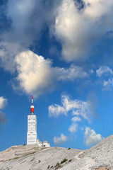 Gipfel des Mont Ventoux mit Turm der Wetterstation