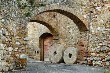 ruins of an castle , image taken in san gimignano, tuscany, italy - obrazy, fototapety, plakaty