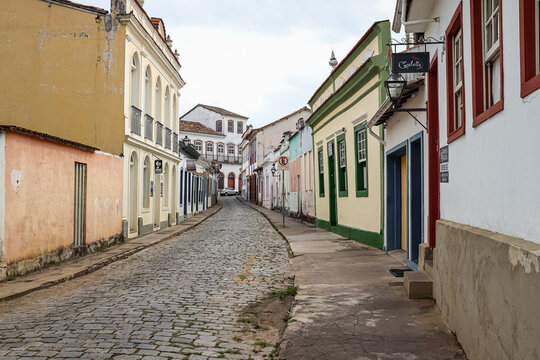 Rua com casas antigas no centro hist&oacute;rico de S&atilde;o Jo&atilde;o Del Rei/Minas Gerais/Brasil 