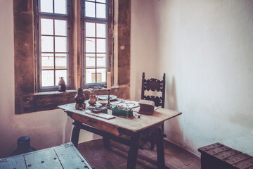 Blick auf den Schreibtisch der Gräfin Cosel in der Burg Stolpen in der Sächsischen Schweiz. Gräfin Cosel und die Bischöfe von Meißen.