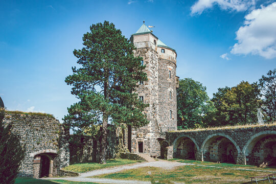 Burg Stolpen in der S&auml;chsischen Schweiz. Turm der Gefangene Gr&auml;fin Cosel und Herrschaftssitz der Bisch&ouml;fe von Mei&szlig;en. Alte Gem&auml;uer, Ruinen und Burgruinen in der N&auml;he von Dresden. 