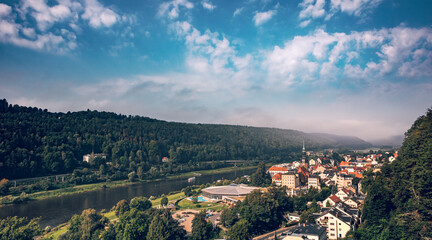 Blick auf die Elbe mit dem Affenstein im Hintergrund im Nebel. Wunderschöne Landschaft in der Sächsischen Schweiz und Bad Schandau mit den berühmten Schrammsteine. Zwischen Felsen und Sandsteinen.