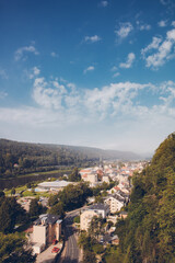 Naklejka premium Blick auf die Elbe in Bad Schandau mit Nebel im Hintergrund. Wunderschöne Landschaft in der Sächsischen Schweiz und Bad Schandau mit den berühmten Schrammsteinen. Zwischen Felsen und Sandsteinen.