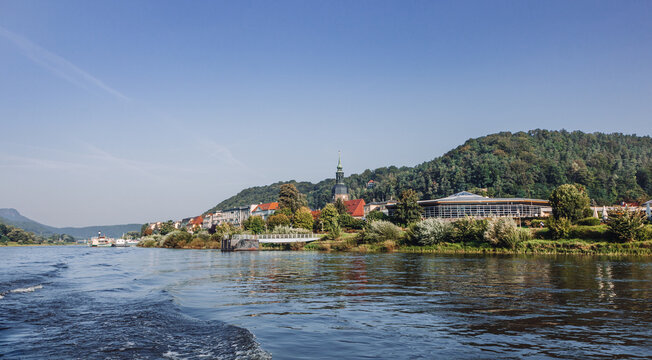Kreuzfahrt mit Blick auf die Elbe Richtung Bad Schandau mit den ber&uuml;hmten Schrammsteinen. Aufgenommen in freier Natur zwischen Felsen und Sandsteinen.