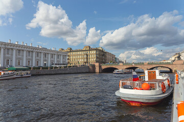 Naklejka premium a small boat is parked on the Neva river in the center of the Russian city of St. Petersburg in anticipation of tourists