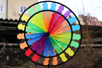 Obraz premium Windrad, bunt, Garten, Farben, Regenbogen