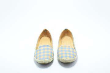 Sandalias con cuadros celestes y amarillos. Zapatos de mujer aislados sobre un fondo blanco, vista...