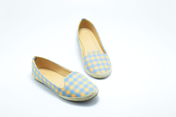 Sandalias con cuadros celestes y amarillos. Zapatos de mujer aislados sobre un fondo blanco,...
