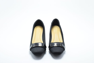 Zapatos negros de tacón. Zapatos de mujer formal o para fiesta asilado en un fondo blanco, vista frontal.